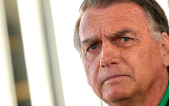 Condenado e preso, Bolsonaro reivindica silêncio, Smart TV e comida caseira