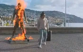 Estátua de Cristiano Ronaldo é incendiada na entrada de museu em Portugal