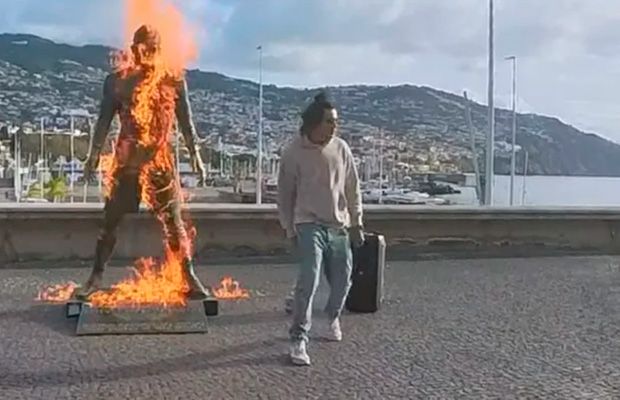 Estátua de Cristiano Ronaldo é incendiada na entrada de museu em Portugal