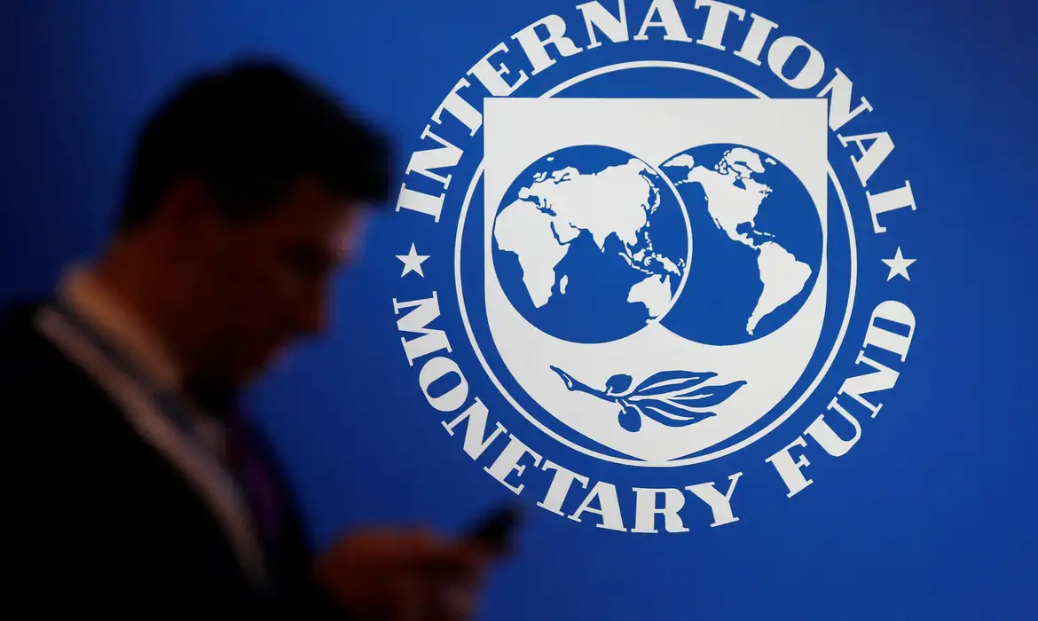 Faturamento da indústria sobe, mas emprego cai pelo terceiro mês