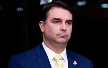 Flávio ataca Moraes e acusa ministro de praticar tortura contra Bolsonaro
