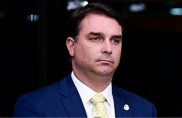 Flávio ataca Moraes e acusa ministro de praticar tortura contra Bolsonaro