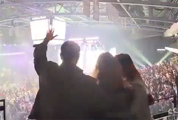 Flávio Bolsonaro curte o Réveillon nos EUA no Addition Arena enquanto o pai é "torturado por Moraes"