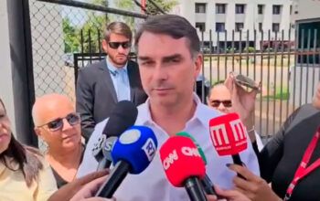 Flávio diz que ar-condicionado está “torturando” Bolsonaro e volta a pedir “prisão humanitária”