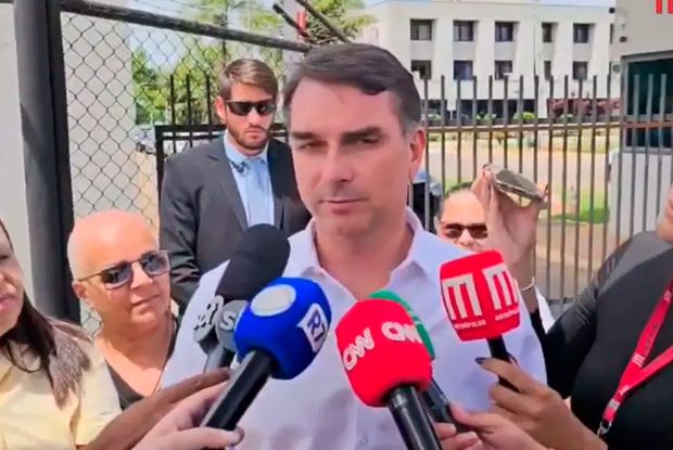 Flávio diz que ar-condicionado está “torturando” Bolsonaro e volta a pedir “prisão humanitária”