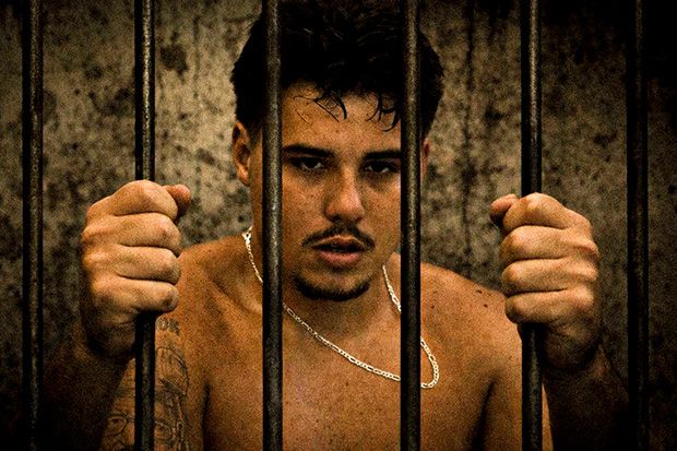 Fora do BBB 26, Pedro é levado amarrado a clínica psiquiátrica