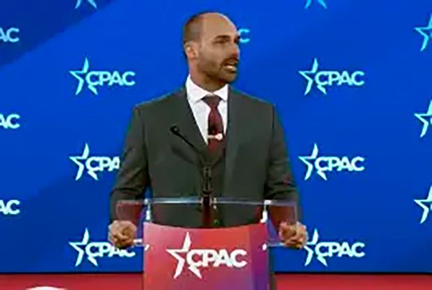 Foragido nos EUA, Eduardo Bolsonaro aluga veículo em Brasília e pede reembolso