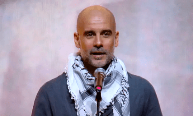 Guardiola usa keffiyeh em ato pró-Palestina: “Nós os deixamos abandonados”