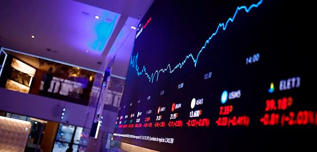 Ibovespa dispara mais de 3%, renova máximas e encosta em 172 mil pontos