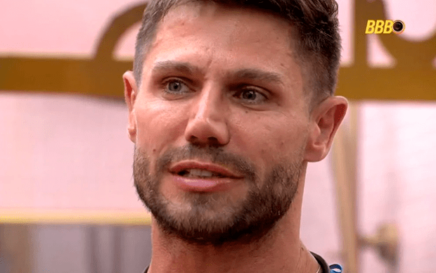 Jonas briga com Marcelo e ameaça desistir do BBB: 'Não sou resumido ao meu corpo'
