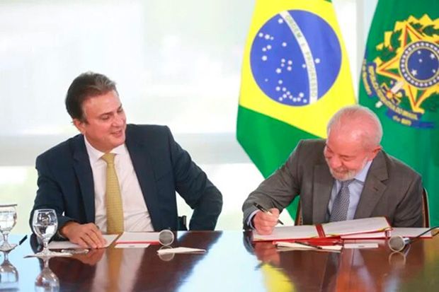 Lula assina MP com reajuste de 5,40% no piso salarial de professores