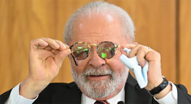 Lula faz cirurgia de catarata no olho esquerdo e já teve alta hospitalar