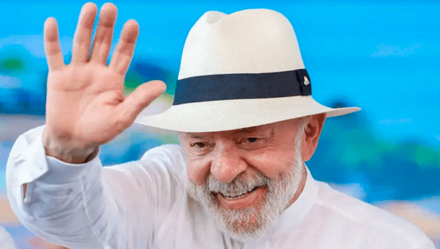 Lula passa por exames para cirurgia de catarata em Brasília