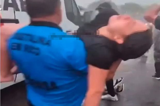 Manifestantes são carregados após raio cair em ato de Nikolas em Brasília