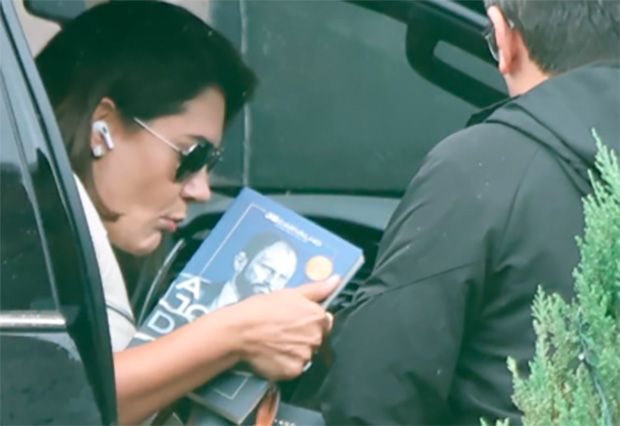 Michelle leva livro de autoria do bispo JB Carvalho sobre “masculinidade” para Bolsonaro