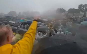 Mulher ferida após queda de raio em ato de Nikolas está em UTI