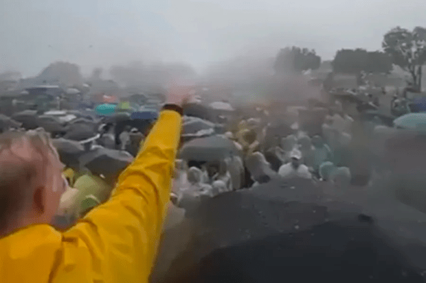 Mulher ferida após queda de raio em ato de Nikolas está em UTI