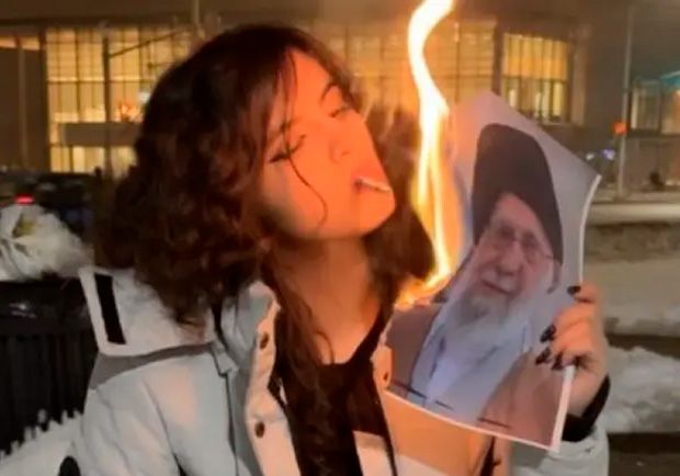 Mulher transformada em símbolo da rebelião iraniana é do Canadá