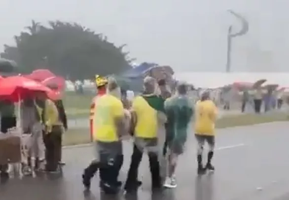 Nikolas Ferreira mantém ato sob forte chuva após raio ferir mais de 30 pessoas, seis em estado grave