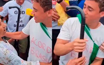 Nikolas recebe “cajado profético” durante marcha golpista: Novo Messias?