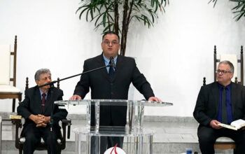 Pastor diz que “espanca” filho de 10 anos durante culto - vídeo