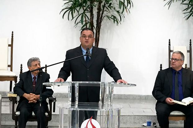 Pastor diz que “espanca” filho de 10 anos durante culto - vídeo