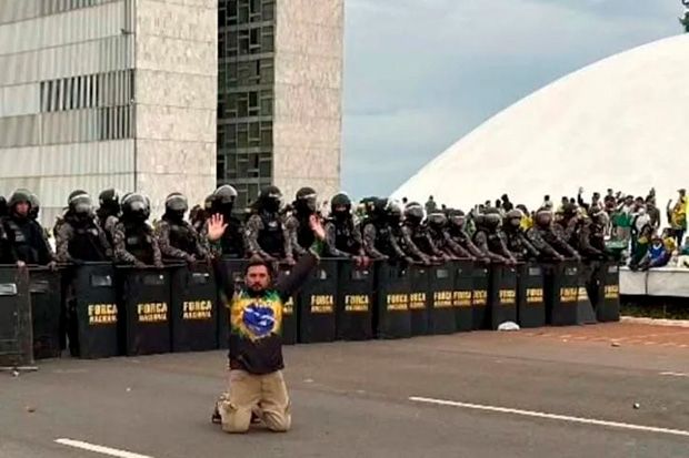 Condenado a 14 anos de prisão e foragido do 8/1 busca exílio no Chile decepcionado com Milei