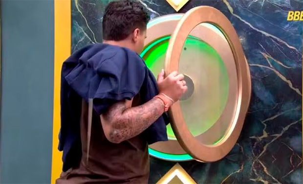 Pedro, do 'BBB 26', aperta botão de desistência e está fora do programa