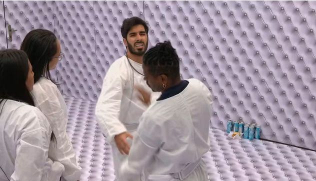 Quarto Branco: Ricardinho aperta o botão vermelho e desiste de vaga no BBB 26