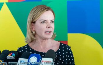 Quem precisa explicar relações com o Master é a oposição, sugere Gleisi