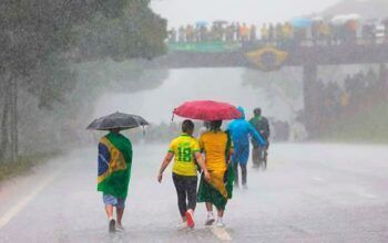 Raio atinge ato de Nikolas em Brasília e deixa pelo menos 34 feridos