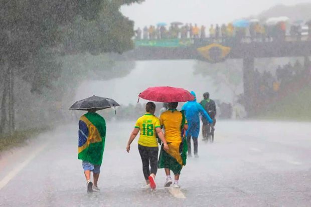 Raio atinge ato de Nikolas em Brasília e deixa pelo menos 34 feridos