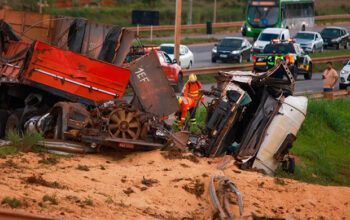 Carreta tomba, atinge quatro veículos e interdita rodovia no DF