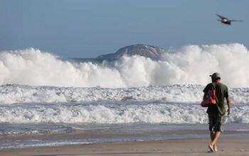 Praias no Rio de Janeiro seguem com ressaca e banhistas devem evitar entrar no mar