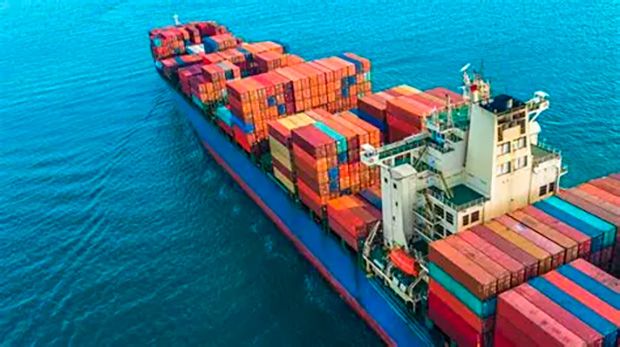 Saldo da balança comercial tem recorde em dezembro mas encolhe em 2025