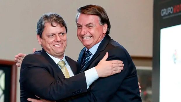 Tarcísio recebe autorização de Moraes para visitar Bolsonaro na Papudinha