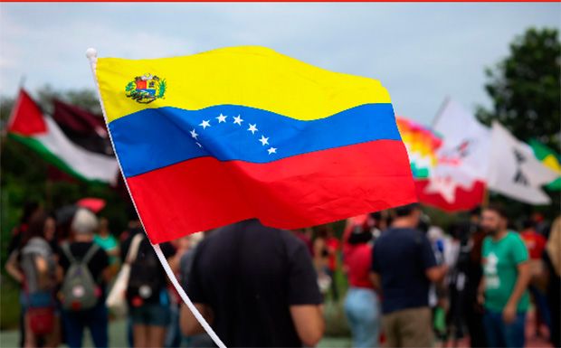 “Tire suas patas da Venezuela”, dizem ativistas em ato contra os EUA