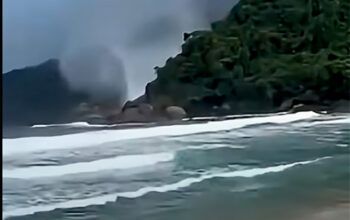 Tromba d’água chama a atenção de banhista em praia de Paraty
