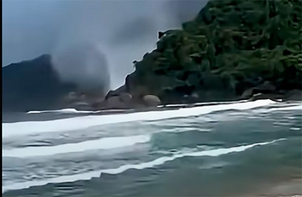 Tromba d’água chama a atenção de banhista em praia de Paraty