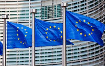 União Europeia avalia suspender acordo comercial com EUA após ameaças de Trump