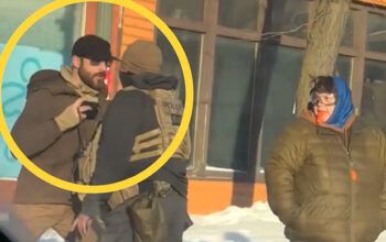 VÍDEOS desmentem versão do ICE de que homem morto estaria armado