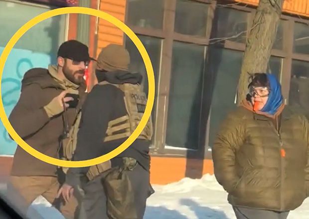 VÍDEOS desmentem versão do ICE de que homem morto estaria armado