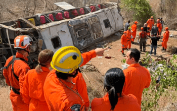 Capotamento de ônibus que levava romeiros deixa 15 mortos em Alagoas