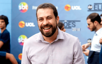 “Chora não”: Boulos provoca Flávio por reclamar de homenagem a Lula