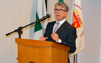 Desembargador suspende retirada de post em que Flávio Bolsonaro ataca o PT