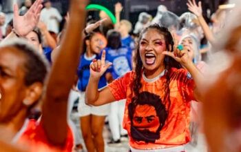 Dira Paes vive mãe de Lula em desfile da Acadêmicos de Niterói