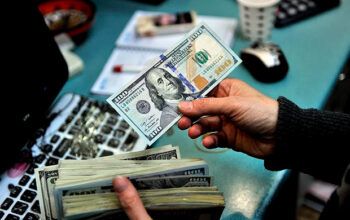 Dólar cai a R$ 5,21 e retoma patamar de maio de 2024. Bolsa sobe