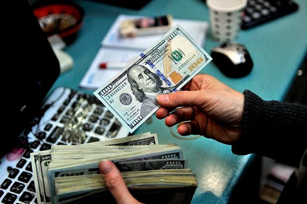 Dólar cai a R$ 5,21 e retoma patamar de maio de 2024. Bolsa sobe