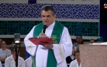 Em Aparecida, padre critica Nikolas, marcha “pelo poder” e cristãos que defendem armas