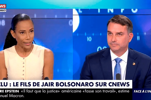 Em TV da ultradireita francesa, Flávio Bolsonaro chama Macron de “incompetente” e ataca Lula